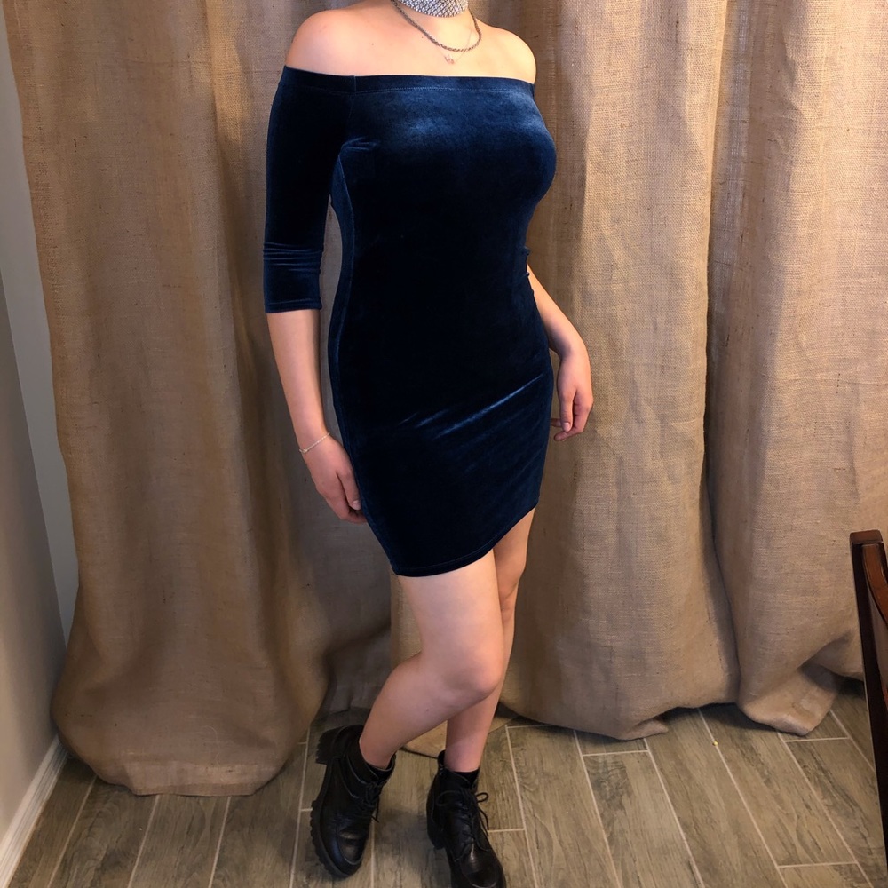 Blue velvet bodycon off-the-shoulder dress